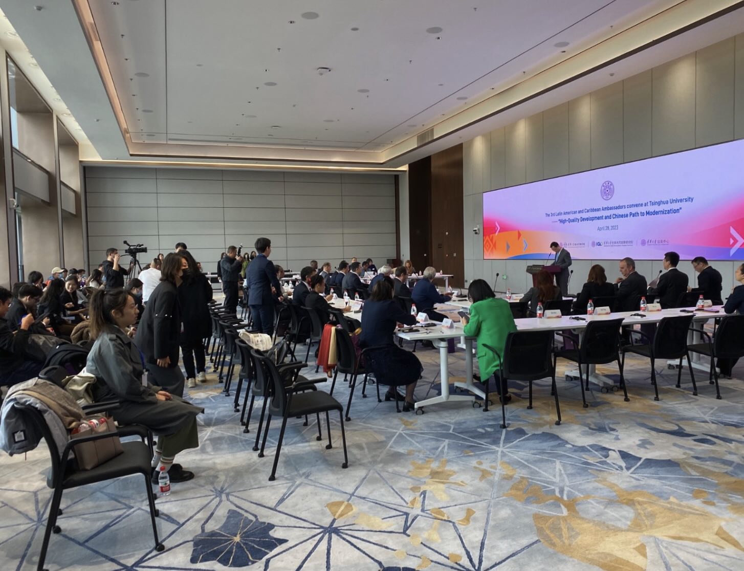 法语同声传译与西班牙语同声传译怎么做？清华大学高质量发展研讨会多语种口译实践