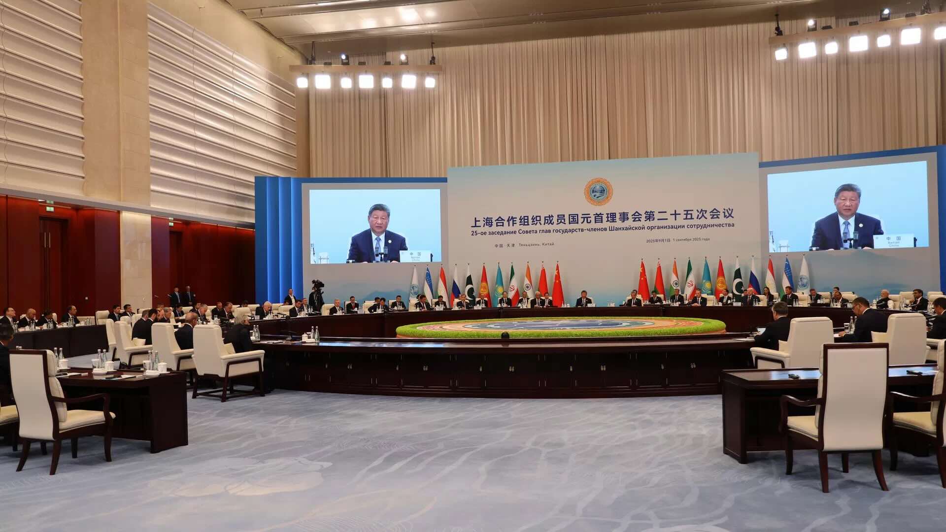 多边峰会翻译怎么做？从上海合作组织中俄工作语言到多语种同传系统