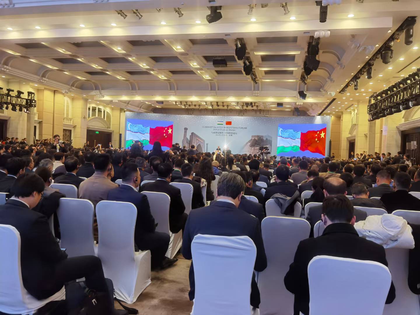 中俄乌兹别克斯坦语三语国际会议，应该怎样配置同声传译？